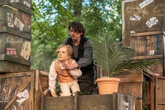 Chemnitzer Figurentheater: Deutsche Geschichte aus Seekisten erzählt - Arne van Dorsten und seine Puppe Alexander von Humboldt in "Die Vermessung der Welt".