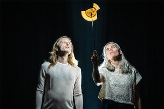 Chemnitzer Figurentheater feiert Premiere und Uraufführung - Das Stück „Kaputt“ wird von Jakob Ferdinand Lenk (links) und Claudia Acker auf die Bühne gebracht.