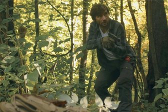 Chemnitzer Filmemacher dreht Debüt in alter Fabrik-Ruine - Jeff und Travis sind in Gefahr. Karl Sebastian Liebich (rechts) und Noah Tröbs (links im Gebüsch) spielen die Hauptrollen in "Shades of Despair" ("Schatten der Verzweiflung"). Es ist der erste Film von Benjamin Agsten. Gefördert wurde er von der TU Chemnitz und vom Studentenwerk Chemnitz/Zwickau