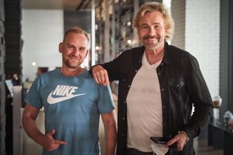 Chemnitzer Filmemacher produziert Deutschrap-Serie "We Wear the Crown" - Der Chemnitzer Hip-Hop-Dokumentarfilmer René Kästner präsentiert den ersten deutschen Rapper: Thomas Gottschalk! Die Serie zur seit Jahren erfolgreichsten Sparte der Popmusik steht in der Arte-Mediathek.
