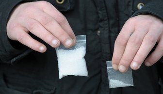 Chemnitzer findet Drogen - Polizei schickt ihn wieder weg - Das linke Päckchen fand Bernd T. auf der Straße. Im Versteck hat er einen Teil umgefüllt.
