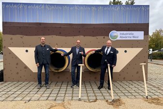 Chemnitzer Firma bringt Abwärme aus Industriepark nach Leipzig - Am Donnerstag beim Startschuss in Leuna dabei: Heiko Wittig (CAC-Projektkoordinator), Jens Herrler (Projektleiter Total-Energies), Udo Schräpler (CAC-Projektleiter).