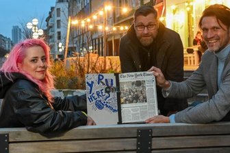 Chemnitzer Firma gewinnt "Oscar" der Marketingbranche - Doppelte Ehrung: Das Gewinnerbuch für die "Kulturhauptstadt 2025" hat auch die Jury für den begehrtesten Preis in der Marketingbranche überzeugt. Grafikerin Ulrike Schell, Projektverantwortlicher Ralf Wolfermann und Geschäftsführer Jörg Fieback (von links) präsentieren es.