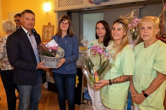 Chemnitzer Firma investiert in Seniorenpflege in Schönheide - Bürgermeister Thomas Lang erwies mit einem Präsentkorb Anerkennung für die Arbeit von Einrichtungsleiterin Manuela Langhammer und ihrem Team Jennifer Reich, Corinna Antal und Elke Neubert (von links).