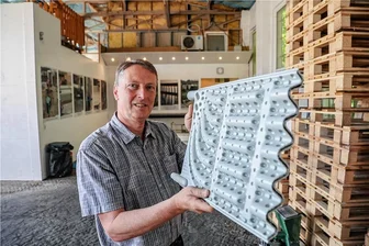Chemnitzer Firma will Wärmepumpen aufpimpen - Geocollect-Entwicklungschef Volkmar Frotscher zeigt einen Absorber, in dem eine Flüssigkeit durch die Erde geführt wird.