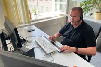 Chemnitzer Firmen umgehen Pflicht zur Einstellung von Menschen mit Behinderungen - Marcel Klose hat es geschafft. Der Sehbehinderte hat einen Job als Telefonist am Chemnitzer Landgericht.