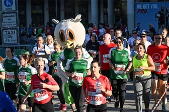 Chemnitzer Firmenlauf: Das sind die schönsten Bilder - Sonnenschein begleitete die 9300 Teilnehmerinnen und Teilnehmer des 18. Chemnitzer Firmenlaufes.