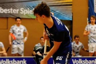 Chemnitzer Floorballer ringen um Konstanz - Valentin Müller macht hier gegen Schriesheim das 3:2, am Ende hieß es für seine Floor Fighters aber 6:7. 