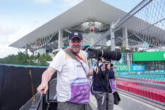 Chemnitzer Fotograf ist auf der ganzen Welt unterwegs: Aus dem CFC-Stadion an die Rennstrecke in Miami - Alexander Trienitz am Rande der Formel-1-Strecke in Miami während des Rennens am vergangenen Wochenende.