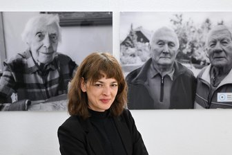 Chemnitzer Fotografin dokumentiert Erinnerungen an die Bombennacht 1945: „Nach dem Interview fix und fertig“ - Die Chemnitzer Fotografin Franziska Kurz vor Porträts von Überlebenden der Bombenangriffe auf Chemnitz am 5. März 1945. Für ein Ausstellungsprojekt interviewte sie ältere Chemnitzer als Zeitzeugen.