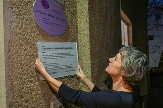Chemnitzer Frauenbündnis ehrt Lila Villa: Ein Ort der Menschenrechte vor dem Aus? - Anja Hüttner von der „Lila Villa“ zeigt den Ort, wo die Menschenrechtstafel aufgehängt werden soll.