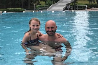 Chemnitzer Freibad-Check: Badespaß für Familien in Einsiedel - Lucy und Papa Dirk kühlen sich im Freibad Einsiedel ab. Die Chemnitzer nehmen die längere Fahrt auf sich, weil es hier ruhiger ist, als in der Innenstadt.