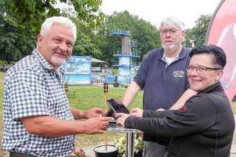 Chemnitzer Freibad-Check: Der einzige Zehn-Meter-Sprungturm steht in Hartmannsdorf - Fördervereinschef Heiko Weise (links), seine Stellvertreterin Yvonne Morgenstern und Vorstandsmitglied Wolfgang Kraskowski nutzen die Ruhe im Bad, um die im August und September geplanten Veranstaltungen vorzubereiten.