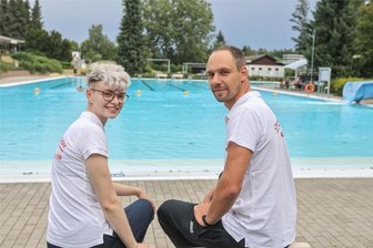 Chemnitzer Freibad-Check: Ein Bad für alle in Wittgensdorf - Auszubildende Loreen Rumrich (23) und ihr Ausbilder Patrick Köhler (32) im Freibad Wittgensdorf.