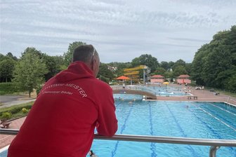 Chemnitzer Freibad-Check: Gablenz zwischen Rutschenspaß und Sicherheitsdienst - Schwimmmeister Stephan Zschätzsch blickt vom Rettungsturm aus über die Becken des Freibads Gablenz.