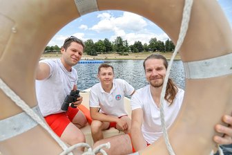 Chemnitzer Freibad-Check: Natur pur am Stausee Rabenstein - Jakob Erler, Tom Nitzsche und Paul (von links) sorgen mit ihren Kollegen am Stausee Rabenstein für Sicherheit. Die Arbeit an der Talsperre sei ruhig und angenehm, sagen sie.