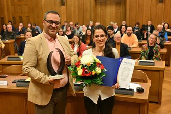 Chemnitzer Friedenspreis hochaktuell: Iraner-Verein ausgezeichnet - Hadi Khazraee (links) und Massumeh Banbertina nahmen für den Verein Iranian Home die Auszeichnung entgegen.