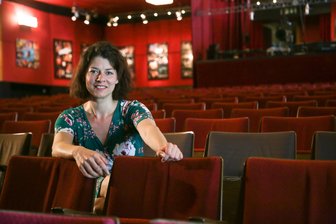 Chemnitzer Fritz-Theater sucht Paten für rote Plüschsessel - Isabelle Weh hat 2010 das Fritz-Theater mit ihrem Partner übernommen. Jetzt müssen sie Stühle restauriert werden.