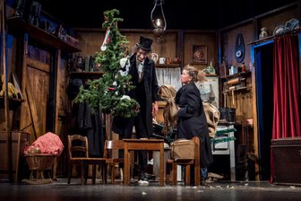 Chemnitzer Fritz-Theater zeigt, was am Weihnachtsabend passieren kann - Szenenfoto aus „Christbaumbrettl“ mit Hardy Hoosman als Karl Valentin und Silvia Klemm als Liesl Karlstadt.