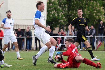 Chemnitzer Fußballer aus Rabenstein verabschieden sich aus dem Titelrennen in der Landesliga - Handwerk-Torhüter Markus Landgraf – hier rettet er gegen Colin Ullmann – hatte in Hälfte zwei viel zu tun.