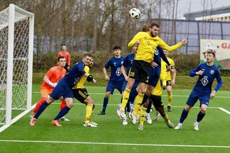 Chemnitzer Fußballer gehen mit unterschiedlichen Wünschen in die Winterpause - Im letzten Spiel vor der Winterpause standen sich Handwerk Rabenstein (gelb) und der VfB Fortuna im Chemnitzer Stadtduell der Landesliga gegenüber. Handwerk gewann knapp mit 2:1.