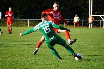 Chemnitzer Fußballteams in Pokal und Liga: Punkteteilung im Nachbarschaftsduell, starke Nerven bei Fortunen - Rassige Zweikämpfe und einen Punkt für jedes Team gab es beim Nachbarschaftsduell zwischen Limbach-Oberfrohna (hier Admir Mehmedovic) und Eiche Reichenbrand (Markus Miska). 