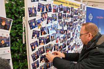 Chemnitzer Galeria Kaufhof: Entscheidung über Zukunft fällt im Januar - Bei einer Fotoaktion im November in der Chemnitzer Filiale konnten sich Kundinnen und Kunden solidarisch mit dem Kaufhaus zeigen. Verdi-Chef Frank Werneke hinterließ bei einem Besuch auch ein Foto.