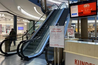 Chemnitzer Galerie Roter Turm: Rolltreppe noch Wochen außer Betrieb - Seit März ist eine der Rolltreppen in der Galerie Roter Turm außer Betrieb.
