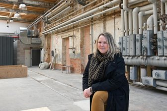 Chemnitzer Garagen-Campus zielt auf Eröffnung im März und interkulturellen Austausch - Tina Winkel ist Projektkoordinatorin für den Garagen-Campus. In die Halle, in der sie steht, zieht eines der wichtigsten Kulturhauptstadt-Vorhaben: das Projekt #3000 Garagen.