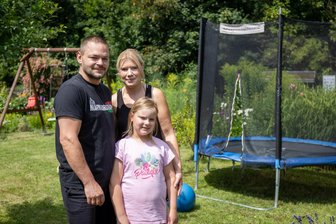 Chemnitzer Gartenglück: Top-Ernte, leckere Rezepte und Bewässerung per Handy-App - Balázs (45), Christin (35) und Mara Reinstein (7) verbringen nahezu jedes Wochenende in ihrem Kleingarten in der Anlage „Sachses Ruh“ in Altchemnitz.