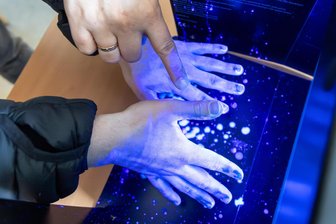 Chemnitzer Gesundheitsamt: Geschlechtskrankheiten nehmen wieder zu - In einer Schwarzlichtbox wurde die Handhygiene sichtbar gemacht. Oft findet der Bereich um die Daumen zu wenig Beachtung.