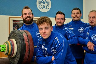 Chemnitzer Gewichtheber wollen Heimpublikum etwas bieten - Raphael Friedrich, Willy Perthel, Christoph Pichler, Kapitän Kurt Perthel und Trainer Andreas Rehwagen (von links nach rechts) haben sich in Vertretung für die ganze CAC-Mannschaft für den Fotografen aufgebaut.