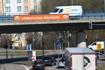 Chemnitzer Globus-Mitarbeitende vor Übergabe an Kaufland verunsichert: „Das ist Nervenkrieg“ - In einigen Woche gilt die Aussage dieses Werbeplakates am Überflieger nicht mehr. Ende Mai schließt Globus seinen Markt.