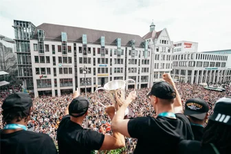 Chemnitzer Glückseligkeit in Orange: So feierten Tausende die Europe-Cup-Helden der Niners - Trainer Rodrigo Pastore (links) und Kapitän Jonas Richter präsentieren den Europapokal auf dem Chemnitzer Rathausbalkon. Geschätzte 8000 Fans haben den Basketballern der Niners einen grandiosen Empfang bereitet.