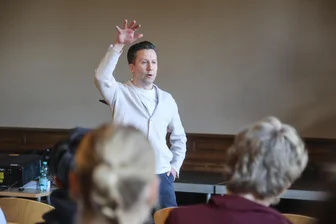 Chemnitzer GMD Benjamin Reiners wirbt bei Schülern für Konzert: „Schostakowitsch musste seinen Arsch retten“ - Generalmusikdirektor Benjamin Reiners vor Schülern des Karl-Schmidt-Rottluff-Gymnasiums.