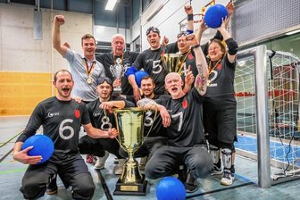 Chemnitzer Goalballer in Europas Spitze: Tolles Team voller Glücksgefühle - Hinter den Goalballern des Chemnitzer BC mit Oliver Hörauf, Philipp Schrader, Rouwen Schetelich, Felix Rogge (vorn v. l.), den Trainern Sascha Timaeus und Jürgen Müller sowie André Platen, Lars und Katrin Geithner (hinten v. l.) liegt die bisher erfolgreichste Saison.