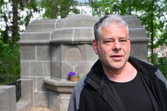 Chemnitzer Grab-Retter: Dieses Stück Friedhof war so gut wie verschwunden - Mike Hähle (53) hat sich der Rettung vom Verfall bedrohter bedeutender Gräber in Chemnitz verschrieben. Mit Unterstützung des Chemnitzer Geschichtsvereins und der Stadt ist dies nun in einem weiteren Fall gelungen.