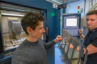 Chemnitzer Gründerschmiede: Was das Technologie Centrum Start-ups bietet - High-Tech-Produktion im Technologie-Centrum Chemnitz: Mit einer innovativen Wasserstrahltechnologie stellt die Novajet GmbH komplexe Bauteile her. Hier prüfen Marko Mothes (links) und Geschäftsführer Markus Dittrich ein Werkstück aus Titan. 
