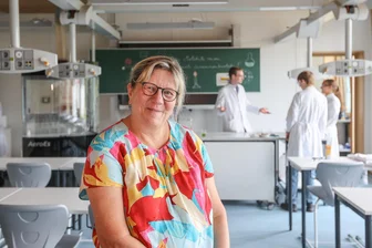Chemnitzer Gymnasium wächst und wächst: Trotz Erweiterung nicht genug Platz für alle - Schulleiterin Michaela Böttger freut sich über mehr Räume und moderne Fachkabinette.