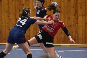 Chemnitzer Handballerinnen sorgen für eine Überraschung - Melanie Beckert (rechts) vom HV Chemnitz, hier bei einem anderen Spiel gegen die TS Herzogenaurach.