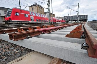 Chemnitzer Hauptbahnhof wird erneut voll gesperrt - Vor der südlichen Einfahrt zum Hauptbahnhof aus den Richtungen Zwickau und Aue liegen neue Gleise bereit, die in der Zeit vom 22. bis 29. August im Bereich der Fußgängerbrücke zwischen Hain- und Jägerstraße eingebaut werden sollen.