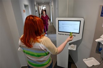 Chemnitzer Hausärzte auf Patientensuche: Viele Nachfragen nach Terminen - Die Praxis von Dr. Kerstin Merten an der Fritz-Fritzsche-Straße ist voll digitalisiert. Sie gehört zu den sechs Praxen der Stadt, die derzeit noch neue Patienten aufnehmen.