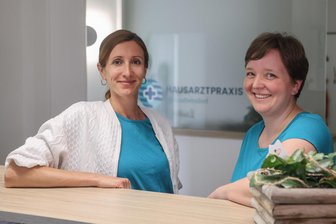 Chemnitzer Hausarztpraxis erweitert sich – und behandelt nun auch Kinder - Claudia Brauns (links) und Andrea Düring arbeiten nun gemeinsam in Vollzeit in der Praxis.