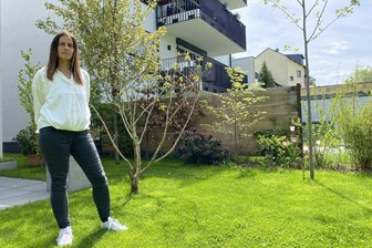Chemnitzer Hauseigentümerin verärgert wegen zu großem Nachbarhaus: „Uns wurde die Privatsphäre genommen“ - Sindy Hallo im Garten ihres Hauses. „Die Mieter schweben über uns“, sagt sie über die Balkone des Nachbarhauses (Hintergrund).