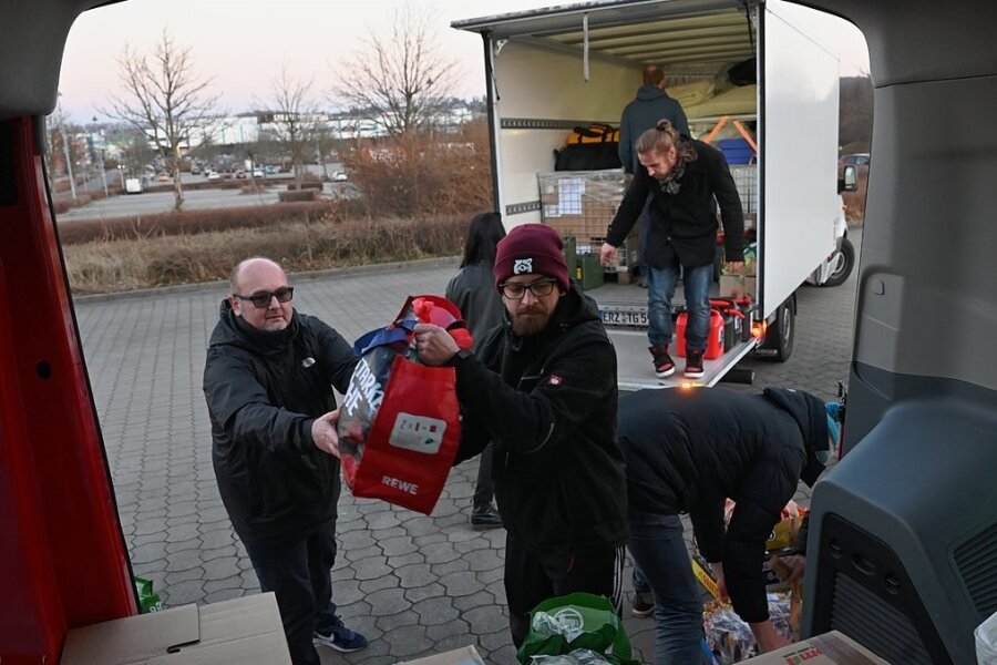 Chemnitzer Helfer auf dem Weg zu ukrainischen Waisenkindern - Mit rund zehn Tonnen Hilfsgütern an Bord hat sich erneut ein Konvoi von Chemnitz aus auf den Weg in Richtung Ukraine gemacht. Ziel ist ein Waisenhaus in der Stadt Lwiw (Lemberg). 