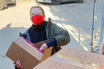 Chemnitzer Hilfe erreicht Waisenhäuser und Klinik in Lwiw - Die Chemnitzer Stadträtin und Landtagsabgeordnete Susanne Schaper (Linke) beim Ausladen der Hilfsgüter in Lwiw. In der Nacht zuvor hatte es im Umland der ukrainischen Stadt erstmals Luftangriffe gegeben.