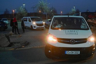 Chemnitzer Hilfskonvoi in doppelter Mission unterwegs - Um 18.25 Uhr startete am Donnerstag der Hilfskonvoi. Einen Großteil der Fahrzeuge und Fahrer stellt das Dienstleistungsunternehmen SFZ Cowerk. In der Nacht zu Samstag wollen die Helfer zurück sein - mit Geflüchteten an Bord.