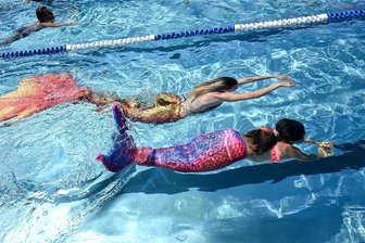 Chemnitzer Hitzerekord nicht geknackt – dennoch fällt eine Höchstmarke - Abkühlung bot am Samstag etwa das Badfest in Neukirchen. Dort konnte Meerjungfrauenschwimmen getestet werden.