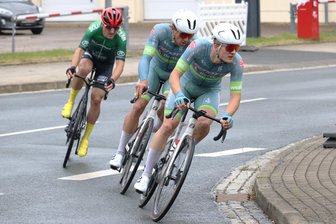 Chemnitzer holt in Mittelsachsen Schwung für Oberösterreich- Rundfahrt - Tom Mai gewann vor Tobias Nolde (beide Benotti Berthold) und Sebastian Vogel (RSC Sachsenblitz Burgstädt/v.r.) das 13. Wolfram-Lindner-Gedächtnisrennen in Hainichen.