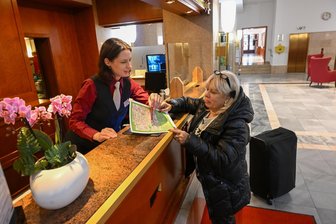 Chemnitzer Hotels zu 97 Prozent ausgebucht: Was macht das mit den Preisen? - Wer im Hotel Chemnitzer Hof am Wochenende ein Zimmer möchte, muss hoffen, dass Zimmer storniert werden. Das Vier-Sterne-Haus ist ausgebucht.